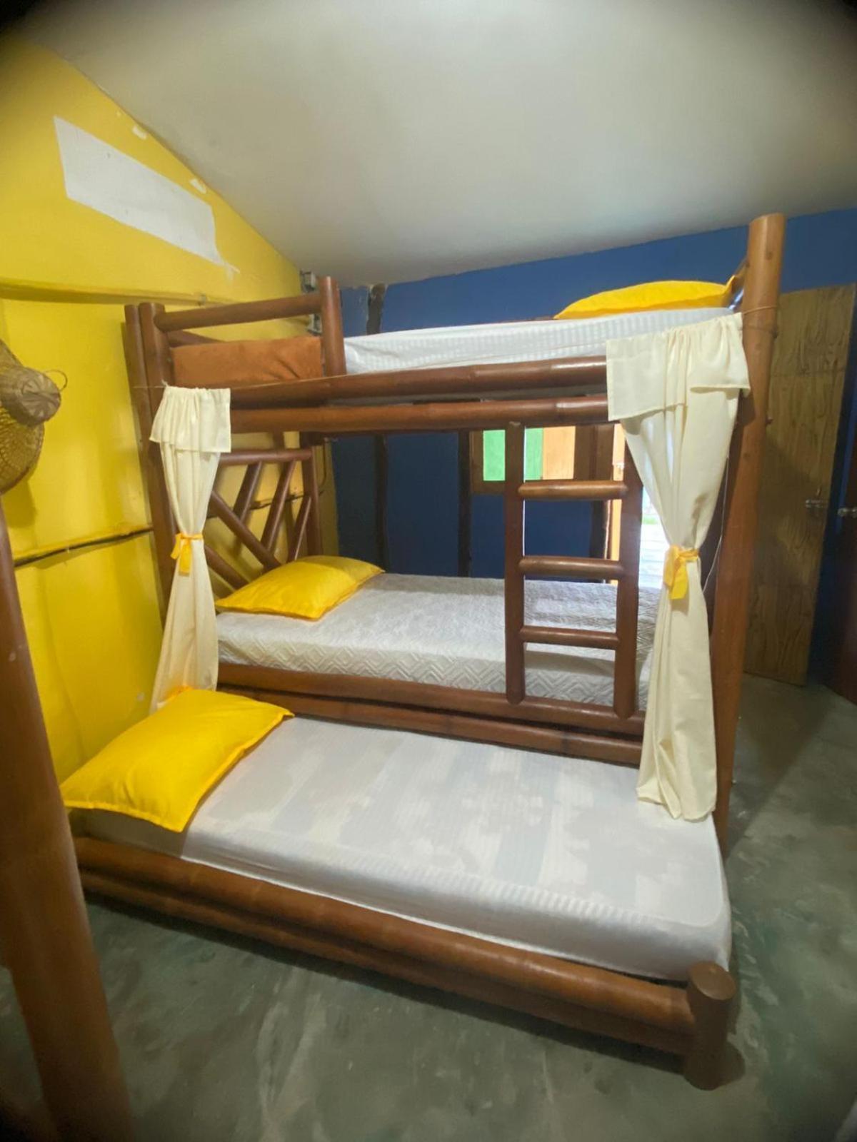 Kristalu Hostal *